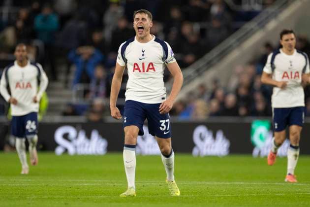 Everton v Tottenham Hotspur - Premier League Micky van de Ven of Tottenham Hotspur F.C. celebrates his goal during the Premier League match between Everton and Tottenham Hotspur at Hill Dickinson Stadium in Liverpool, England, on October 26, 2025. Liverpool Merseyside United Kingdom  Copyright: xMIxNewsx originalFilename:fletcher-evertonv251026_npnSF.jpg