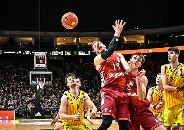 26.10.2025, xlakx, Basketball BBL Bundesliga, Alba Berlin - FC Bayern München Basketball v.l. Jonas Mattisseck (Alba Berlin), Andreas Obst (FC Bayern Basketball), Justinian Jessup (FC Bayern Basketball), Nevio Bennefeld (Alba Berlin) Zweikampf, Duell, Kampf, tackle Berlin