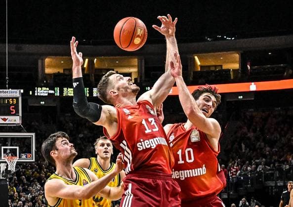 26.10.2025, xlakx, Basketball BBL Bundesliga, Alba Berlin - FC Bayern München Basketball v.l. Jonas Mattisseck (Alba Berlin), Sam Griesel (Alba Berlin), Andreas Obst (FC Bayern Basketball), Justinian Jessup (FC Bayern Basketball) Zweikampf, Duell, Kampf, tackle Berlin