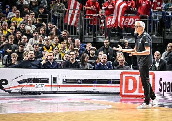 26.10.2025, xlakx, Basketball BBL Bundesliga, Alba Berlin - FC Bayern München Basketball v.l. Gordon Herbert (FC Bayern Basketball Trainer) gibt Anweisungen, gestikuliert mit den Armen, gesticulate, gives instructions Berlin