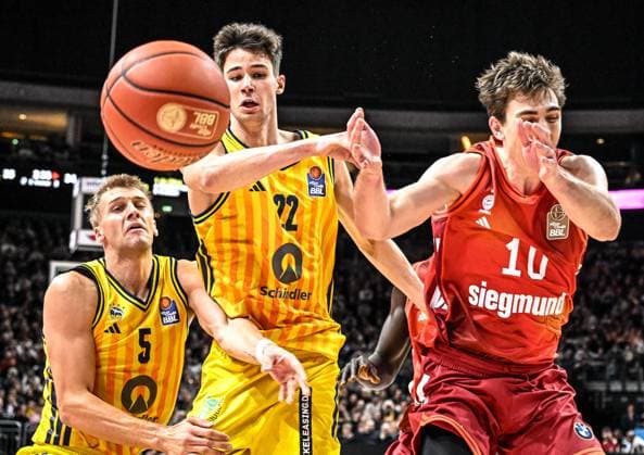26.10.2025, xlakx, Basketball BBL Bundesliga, Alba Berlin - FC Bayern München Basketball v.l. Sam Griesel (Alba Berlin), Nevio Bennefeld (Alba Berlin), Justinian Jessup (FC Bayern Basketball) Zweikampf, Duell, Kampf, tackle Berlin