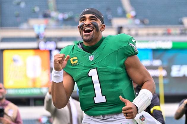October 26, 2025, Philadelphia, Pennsylvania, USA; Philadelphia Eagles quarterback Jalen Hurts (1) reacts to fans as he leaves the field after defeating the New York Giants at Lincoln Financial Field. CSM Philadelphia USA - ZUMAc04_ 20251026_faf_c04_079 Copyright: xEricxCanhax