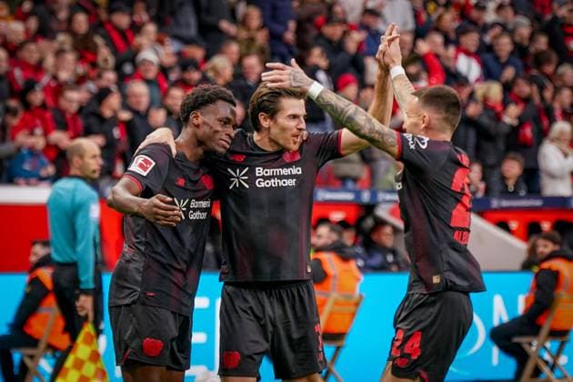 Deutschland: Fussball Bundesliga 2025 26, 8. Spieltag - Bayer 04 Leverkusen vs SC Freiburg - BayArena (Leverkusen): Tor und Torjubel zum 1:0 durch Ernest Poku (Bayer 04 Leverkusen, 19) Freude, Emotionen, Jubel mit Jonas Hofmann (Bayer 04 Leverkusen, 7) Aleix Garcia Aleix Garcia (Bayer 04 Leverkusen, 24) Leverkusen Nordrhein-Westfalen Deutschland Copyright: xJOERANxSTEINSIEKx