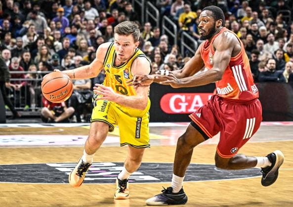 26.10.2025, xlakx, Basketball BBL Bundesliga, Alba Berlin - FC Bayern München Basketball v.l. Martin Hermannsson (Alba Berlin), Kamar Baldwin (FC Bayern Basketball) Zweikampf, Duell, Kampf, tackle Berlin