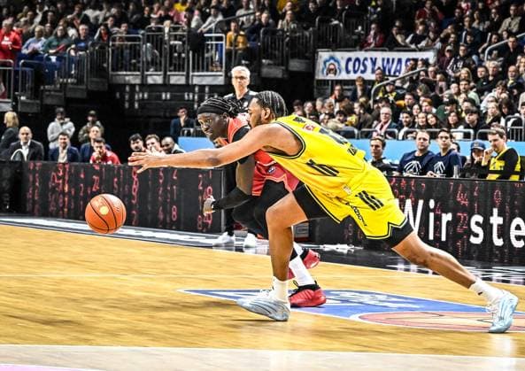 26.10.2025, xlakx, Basketball BBL Bundesliga, Alba Berlin - FC Bayern München Basketball v.l. Wenyen Gabriel (FC Bayern Basketball), J Wan Roberts (Alba Berlin) Zweikampf, Duell, Kampf, tackle Berlin