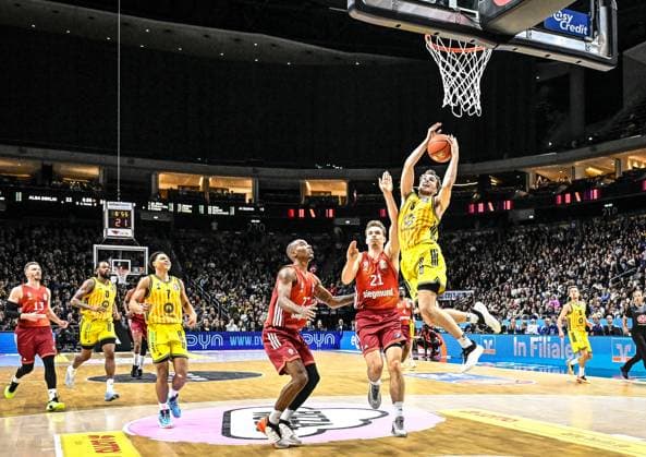 26.10.2025, xlakx, Basketball BBL Bundesliga, Alba Berlin - FC Bayern München Basketball v.l. Andreas Obst (FC Bayern Basketball), J Wan Roberts (Alba Berlin), Jack Kayil (Alba Berlin), Isiaha Mike (FC Bayern Basketball), Justus Hollatz (FC Bayern Basketball), Malte Delow (Alba Berlin) setzt zum Korbwurf an Berlin