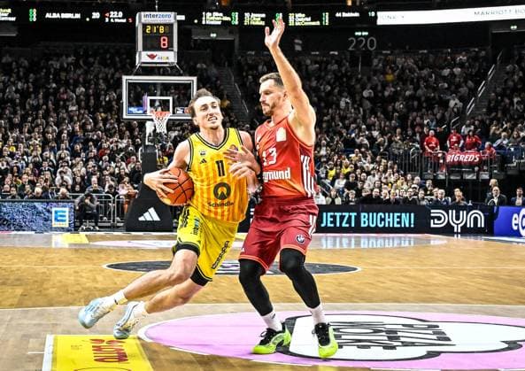 26.10.2025, xlakx, Basketball BBL Bundesliga, Alba Berlin - FC Bayern München Basketball v.l. Moses Wood (Alba Berlin), Andreas Obst (FC Bayern Basketball) Zweikampf, Duell, Kampf, tackle Berlin