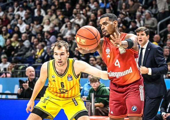 26.10.2025, xlakx, Basketball BBL Bundesliga, Alba Berlin - FC Bayern München Basketball v.l. Malte Delow (Alba Berlin), Xavier Rathan Mayes (FC Bayern Basketball) Zweikampf, Duell, Kampf, tackle Berlin