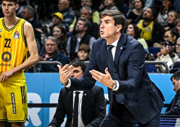 26.10.2025, xlakx, Basketball BBL Bundesliga, Alba Berlin - FC Bayern München Basketball v.l. Pedro Calles (Alba Berlin Trainer) gibt Anweisungen, gestikuliert mit den Armen, gesticulate, gives instructions Berlin