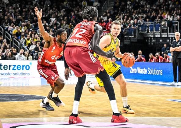 26.10.2025, xlakx, Basketball BBL Bundesliga, Alba Berlin - FC Bayern München Basketball v.l. Kamar Baldwin (FC Bayern Basketball), Wenyen Gabriel (FC Bayern Basketball), Martin Hermannsson (Alba Berlin) Zweikampf, Duell, Kampf, tackle Berlin