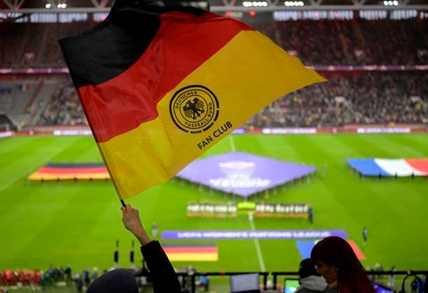 Feature, GER Fans schwenkt einen Fahne, DFB Fan Club, die beiden Teams während der Hymne, Übersicht, Flagge, Fussball UEFA Women s Nations League, Halbfinale Hinspiel, Deutschland (GER) - Frankreich (FRA)1:0, am 24.10.2025 in Düsseldorf Deutschland. Merkur Spiel Arena