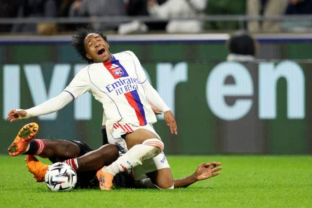 Olympique Lyonnais v RC Strasbourg Alsace - Ligue 1 McDonald s 2025 2026 Ismael Doukoure of Strasbourg Alsace fouls Malick Fofana of Olympique Lyonnais which resulted in him been sent off during the Ligue 1 McDonald s match between Lyon and Strasbourg at Groupama Stadium on October 26, 2025 in Lyon, France. Lyon Groupama Stadium France France Copyright: xNealxSimpson Sportsphoto APLx 14139752