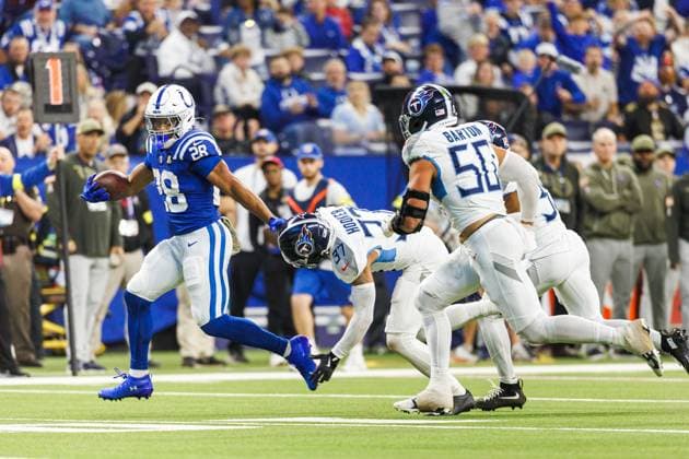 October 26, 2025: Indianapolis Colts running back Jonathan Taylor (28) runs with the ball for a touchdown as Tennessee Titans safety Amani Hooker (37) pursues during NFL, American Football Herren, USA game action at Lucas Oil Stadium in Indianapolis, Indiana. CSM Indianapolis United States of America - ZUMAc04_ 20251026_zma_c04_142 Copyright: xJohnxMersitsx