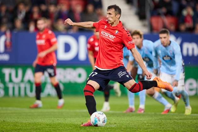 CA Osasuna v RC Celta de Vigo - LaLiga EA Sports Ante Budimir of CA Osasuna shoots the penalty during the LaLiga EA Sports match between CA Osasuna and RC Celta de Vigo at El Sadar on October 26, 2025, in Pamplona, Spain. Pamplona El Sadar Navarra Spain RL_CAOvRCCV_000061 Copyright: xRicardoxLarreinax