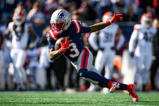 October 26, 2025; Foxborough, Massachusetts, USA; New England Patriots wide receiver DeMario Douglas (3) carries the ball during the first half of the game between the Cleveland Browns and the New England Patriots at Gillette Stadium, in Foxborough, Massachusetts. CSM Foxborough United States of America - ZUMAc04_ 20251026_zma_c04_151 Copyright: xEricaxDenhoffx