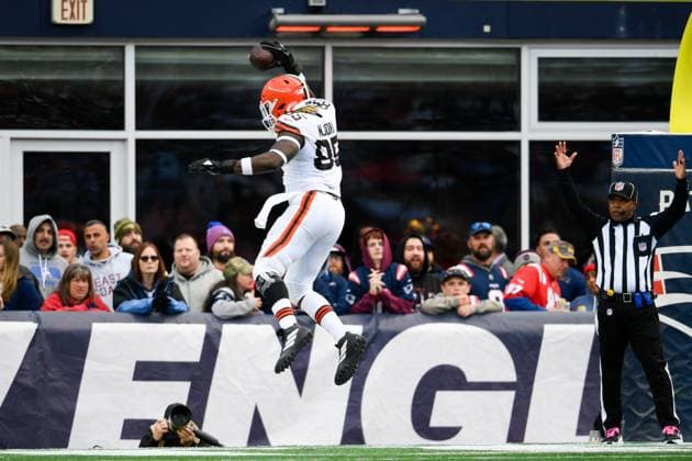 October 26, 2025; Foxborough, Massachusetts, USA; Cleveland Browns tight end David Njoku (85) spikes the ball after scoring a touchdown during the second half of the game between the Cleveland Browns and the New England Patriots at Gillette Stadium, in Foxborough, Massachusetts. CSM Foxborough United States of America - ZUMAc04_ 20251026_zma_c04_165 Copyright: xEricaxDenhoffx