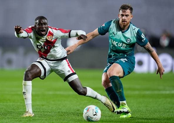 October 26, 2025, Madrid, Madrid, Spain: Carlos Vicente of Deportivo Alaves and Nobel Mendy of Rayo Vallecano compete for the ball during the Spanish League, LaLiga EA Sports, football match played between Rayo Vallecano and Deportivo Alaves at Estadio de Vallecas on October 26, 2025, in Madrid, Spain. Madrid Spain - ZUMAa181 20251026_zaa_a181_346 Copyright: xDennisxAgyemanx