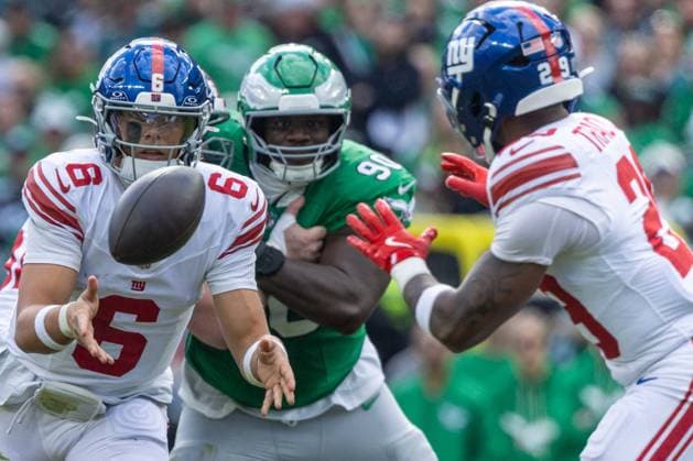 October 26, 2025, Philadelphia, Pa, U.S.A.: New York Giants quarterback JAXSON DART (6) competes during a week eight game between the Philadelphia Eagles and the New York Giants Sunday, Oct. 26, 2025; at Lincoln Financial Field in Philadelphia, PA. Philadelphia U.S.A. - ZUMAs124 20251026_fap_s124_032 Copyright: xSaquanxStimpsonx