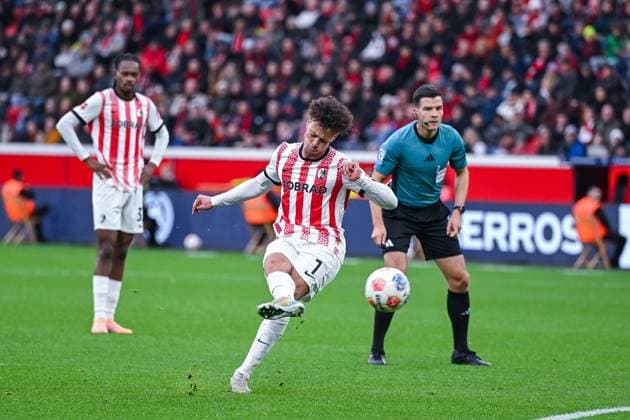 26.10.2025, Fussball, 1. Bundesliga, 8. Spieltag Saison 2025 2026, Bayer Leverkusen - SC Freiburg, Derry Scherhant (SC Freiburg) xRHR-FOTO TKx Copyright: RHR-FOTOx RHR-FOTO TK
