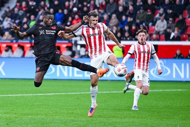26.10.2025, Fussball, 1. Bundesliga, 8. Spieltag Saison 2025 2026, Bayer Leverkusen - SC Freiburg, Christian Kofane (Bayer Leverkusen), Maximilian Eggestein (SC Freiburg) xRHR-FOTO TKx Copyright: RHR-FOTOx RHR-FOTO TK