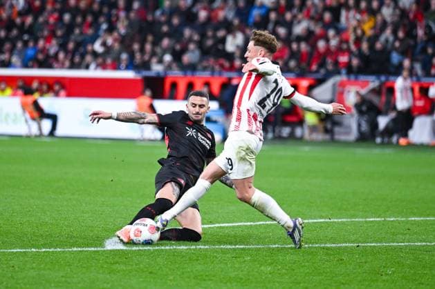 26.10.2025, Fussball, 1. Bundesliga, 8. Spieltag Saison 2025 2026, Bayer Leverkusen - SC Freiburg, Aleix Garcia (Bayer Leverkusen), Philipp Treu (SC Freiburg) xRHR-FOTO TKx Copyright: RHR-FOTOx RHR-FOTO TK