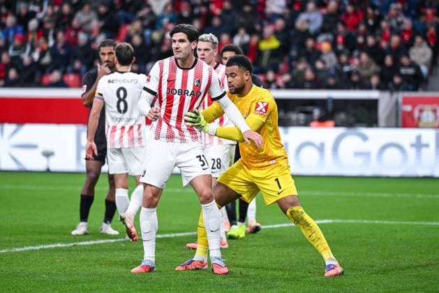 26.10.2025, Fussball, 1. Bundesliga, 8. Spieltag Saison 2025 2026, Bayer Leverkusen - SC Freiburg, Igor Matanovic (SC Freiburg), Noah Atubolu (SC Freiburg) xRHR-FOTO TKx Copyright: RHR-FOTOx RHR-FOTO TK