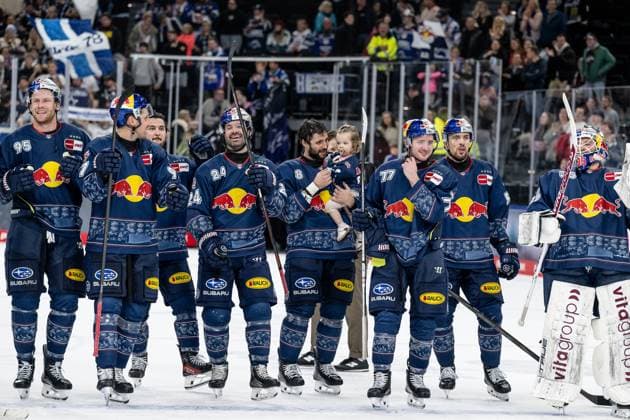 Die Muenchner feiern den Sieg vor der Fankurve GER, EHC Red Bull Muenchen vs. Schwenninger Wild Wings, Eishockey, DEL, 14. Spieltag, Saison 2025 2026, 26.10.2025. GER, EHC Red Bull Muenchen vs. Schwenninger Wild Wings, Eishockey, DEL, 14. Spieltag, Saison 2025 2026, 26.10.2025. Muenchen *** Munich celebrate victory in front of the Fankurve GER, EHC Red Bull Muenchen vs Schwenninger Wild Wings, Ice Hockey, DEL, Matchday 14, Season 2025 2026, 26 10 2025 GER, EHC Red Bull Muenchen vs Schwenninger Wild Wings, Ice Hockey, DEL, Matchday 14, Season 2025 2026, 26 10 2025 Muenchen Copyright: xEibner-Pressefoto HeikexFeinerx EP_HFR