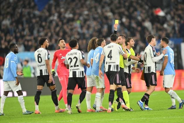 Lazio v Juventus - Serie A ROME, ITALY - October 26 : Players SS Lazio and Juventus FC at refeere during the Serie A soccer match between SS Lazio and Juventus FC at Stadio Olimpico on October 26,2025 in Rome,Italy Claudio Pasquazi Anadolu Rome Italy. Editorial use only. Please get in touch for any other usage.  Copyright: x2025xAnadoluxClaudioxPasquazix