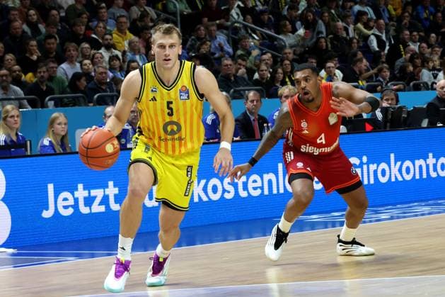 DEU, easyCredit BBL, ALBA vs. Bayern Muenchen, 26.10.2025, Uber-Arena, Berlin, DEU, easyCredit BBL, ALBA vs. Bayern Muenchen, im Bild Sam Griesel (ALBA Berlin 5), Xavier Rathan-Mayes (FC Bayern Muenchen 4)