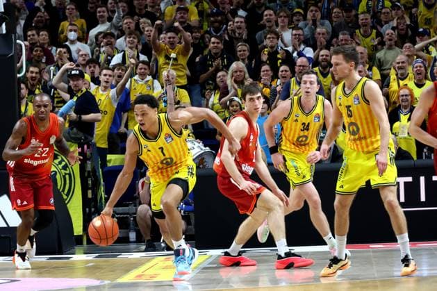 DEU, easyCredit BBL, ALBA vs. Bayern Muenchen, 26.10.2025, Uber-Arena, Berlin, DEU, easyCredit BBL, ALBA vs. Bayern Muenchen, im Bild Jack Kayil( ALBA Berlin 7), Martin Hermannsson (ALBA Berlin 15), Justin Bean (ALBA Berlin 34), Justinian Jessup (FC Bayern Muenchen 10), Isiaha Mike (FC Bayern Muenchen 22)