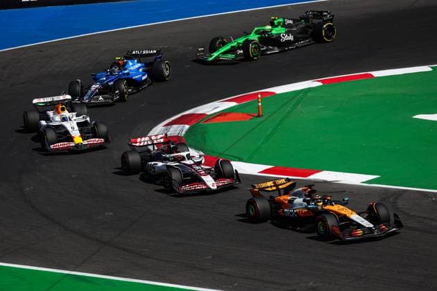 F1 - MEXICO CITY GRAND PRIX 2025 81 PIASTRI Oscar (aus), McLaren F1 Team MCL39, 31 OCON Esteban (fra), Haas F1 Team VF-25 Ferrari, action during the 2025 Formula 1 Mexico City Grand Prix, 20th round of the 2025 FIA Formula One World Championship, WM, Weltmeisterschaft from October 24 to 26, 2025 on the Autodromo Hermanos Rodriguez, in Mexico City, Mexico - Mexico CityMexico Copyright: xFLORENTxGOODENx
