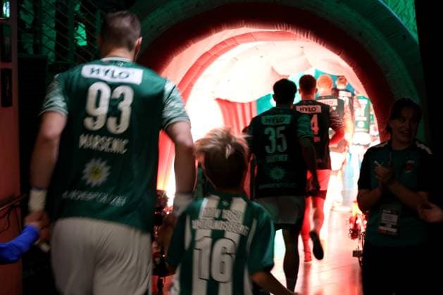 DEU, DHB, 1.HBL, Fuechse Berlin vs. HSV, 26.10.2025, Max-Schmeling-Halle, Berlin, DEU, DHB, 1.HBL, Fuechse Berlin vs. HSV, im Bild Einlauf der Fuechsespieler