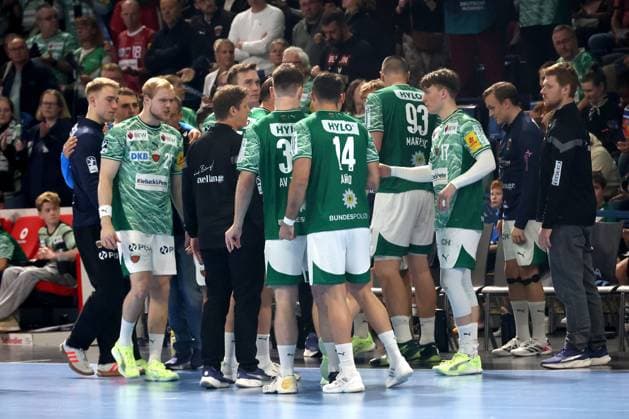 DEU, DHB, 1.HBL, Fuechse Berlin vs. HSV, 26.10.2025, Max-Schmeling-Halle, Berlin, DEU, DHB, 1.HBL, Fuechse Berlin vs. HSV, im Bild Fuechse-Spielerkreis, Cheftrainer Nicolej Krickau (Fuechse Berlin)