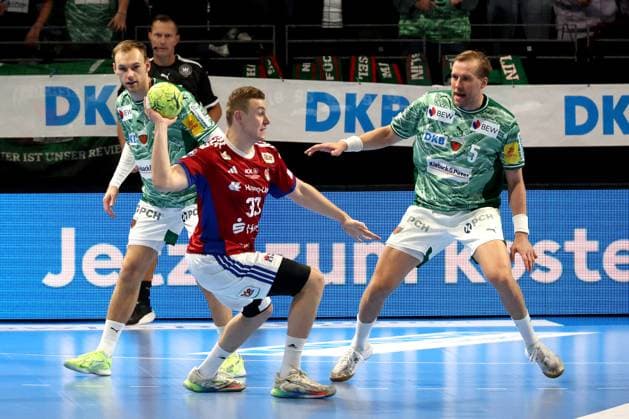 DEU, DHB, 1.HBL, Fuechse Berlin vs. HSV, 26.10.2025, Max-Schmeling-Halle, Berlin, DEU, DHB, 1.HBL, Fuechse Berlin vs. HSV, im Bild Mathias Gidsel (Fuechse Berlin 19), Max Darj (Fuechse Berlin 5), Moritz Sauter (HSV Hamburg 33)