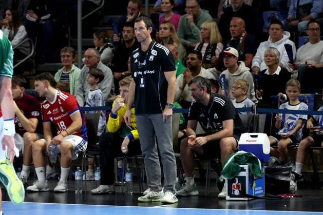 DEU, DHB, 1.HBL, Fuechse Berlin vs. HSV, 26.10.2025, Max-Schmeling-Halle, Berlin, DEU, DHB, 1.HBL, Fuechse Berlin vs. HSV, im Bild Cheftrainer Torsten Jansen (HSV Hamburg), Hamburger Spielerbank