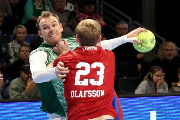 DEU, DHB, 1.HBL, Fuechse Berlin vs. HSV, 26.10.2025, Max-Schmeling-Halle, Berlin, DEU, DHB, 1.HBL, Fuechse Berlin vs. HSV, im Bild Mathias Gidsel (Fuechse Berlin 19), Einar Olafsson (HSV Hamburg 23)