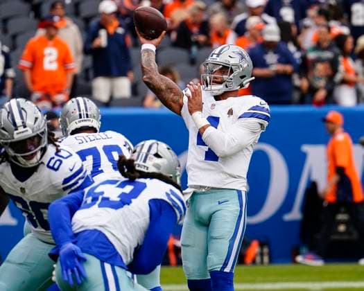 October 26, 2025: Dallas Cowboys quarterback Dak Prescott (4) lofts a warmup toss before the football game between the Denver Broncos and Dallas Cowboys. CSM. - ZUMAc04_ 20251026_zma_c04_187 Copyright: xDerekxRegensburgerx