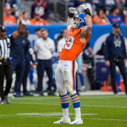 October 26, 2025: Denver Broncos linebacker Alex Singleton (49) flexes his muscles as the Broncos dominate in the second half of the football game between the Denver Broncos and Dallas Cowboys. CSM. - ZUMAc04_ 20251026_zma_c04_236 Copyright: xDerekxRegensburgerx