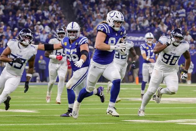 October 26, 2025, Indianapolis, Indiana, U.S: Indianapolis Colts tight end Tyler Warren (84) runs after catching a pass during the game between the Tennessee Titans and the Indianapolis Colts at Lucas Oil Stadium, Indianapolis, Indiana. Indianapolis U.S - ZUMAs304 20251026_zaf_s304_029 Copyright: xScottxStuartx