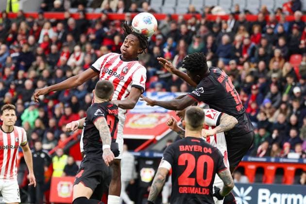 (251027) -- LEVERKUSEN, Oct. 27, 2025 -- Edmond Tapsoba (R, top) of Bayer 04 Leverkusen and Johan Manzambi (L, top) of SC Freiburg head for the ball during the first division of Bundesliga football match between Bayer 04 Leverkusen and SC Freiburg in Leverkusen, Germany, Oct. 26. 2025. (Photo by Xinhua) (SP)GERMANY-LEVERKUSEN-FOOTBALL-BUNDESLIGA-LEVERKUSEN VS FREIBURG JoachimxBywaletz 