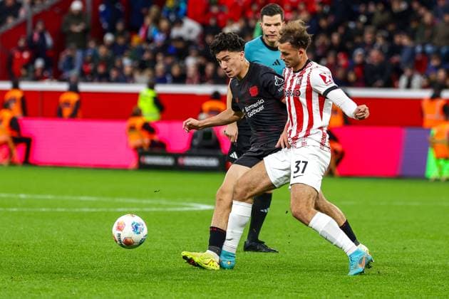 (251027) -- LEVERKUSEN, Oct. 27, 2025 -- Ibrahim Maza (L) of Bayer 04 Leverkusen vies with Max Rosenfelder of SC Freiburg during the first division of Bundesliga football match between Bayer 04 Leverkusen and SC Freiburg in Leverkusen, Germany, Oct. 26. 2025. (Photo by Xinhua) (SP)GERMANY-LEVERKUSEN-FOOTBALL-BUNDESLIGA-LEVERKUSEN VS FREIBURG JoachimxBywaletz 
