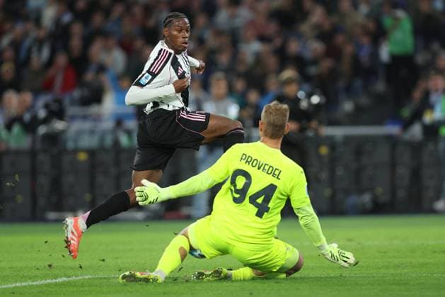 CALCIO - Serie A - SS Lazio vs Juventus FC Rome, Italy October 26, 2025: Chrisitan David of Juventus F.C. , Ivan Provedel of Lazio seen in action during the Serie A Enilive 2025-2026 football match day 8, between SS Lazio vs Juventus FC Turin at Olympic Stadium. Rome Italy  Copyright: xIPAxSport ABACAx