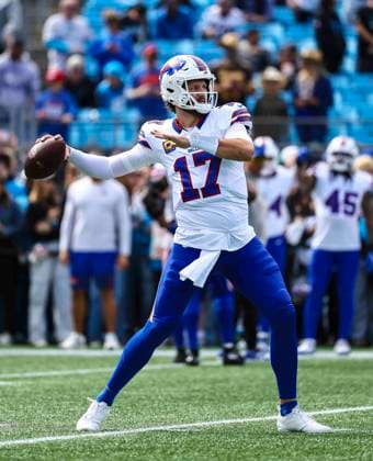 October 26, 2025: Buffalo quarterback Josh Allen (17) passes ball during pregame. NFL, American Football Herren, USA football game between Buffalo Bills and Carolina Panthers at Bank of America Stadium, Charlotte , North Carolina. CSM Charlotte United States of America - ZUMAc04_ 20251026_zma_c04_288 Copyright: xDavidxBeachx