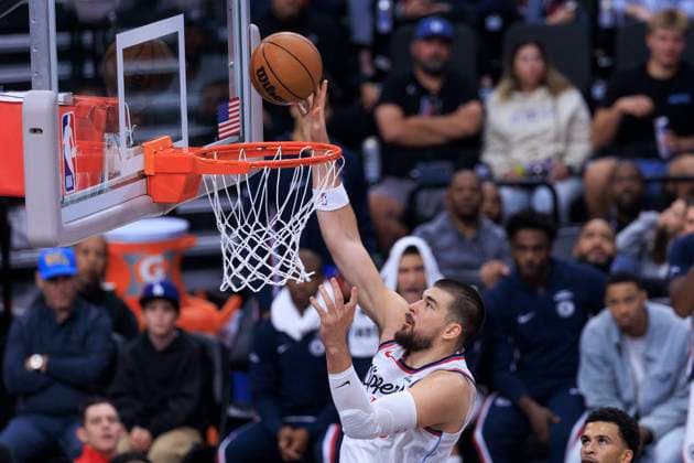 October 26, 2025, Inglewood, California, USA: Ivica Zubac 40 of the Los Angeles Clippers scores with a two pointer during their regular season NBA, Basketball Herren, USA game against the Portland Trail Blazers on Sunday October 26, 2025 at Intuit Dome in Inglewood, California. Clippers defeat Trail Blazers, 114-107. ARIANA RUIZ PI Inglewood USA - ZUMAp124 20251026_zaa_p124_001 Copyright: xArianaxRuizx