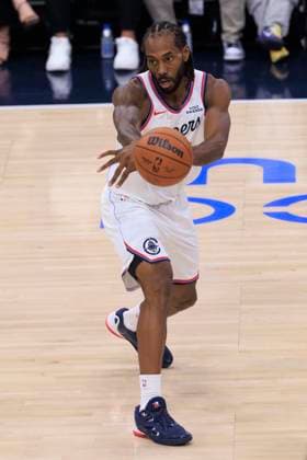 October 26, 2025, Inglewood, California, USA: Kawhi Leonard 2 of the Los Angeles Clippers passes the ball during their regular season NBA, Basketball Herren, USA game against the Portland Trail Blazers on Sunday October 26, 2025 at Intuit Dome in Inglewood, California. Clippers defeat Trail Blazers, 114-107. ARIANA RUIZ PI Inglewood USA - ZUMAp124 20251026_zaa_p124_005 Copyright: xArianaxRuizx
