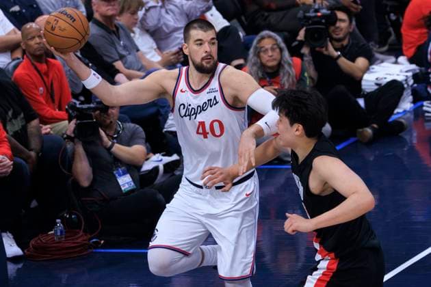 October 26, 2025, Inglewood, California, USA: Ivica Zubac 40 of the Los Angeles Clippers passes the ball over Yang Hansen 16 of the Portland Trail Blazers during their regular season NBA, Basketball Herren, USA game on Sunday October 26, 2025 at Intuit Dome in Inglewood, California. Clippers defeat Trail Blazers, 114-107. ARIANA RUIZ PI Inglewood USA - ZUMAp124 20251026_zaa_p124_011 Copyright: xArianaxRuizx