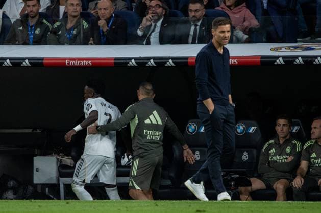 La Liga 25 26 Real Madrid FC Barcelona, Barca Spain - 26 Oct 2025 A Real Madrid worker holds Vinicius Jr. (7) behind Xabi Alonso, Real Madrid coach EA SPORTS La Liga 2025-2026 match between Real Madrid and FC Barcelona, ??played at the Santiago Bernabéu Stadium. Final score: Real Madrid 2 - 1 FC Barcelona Madrid Spain Copyright: xDavidxCanalesx xSOPAxImagesx DCLaLigaRealMadridFCBarcelona251026-026