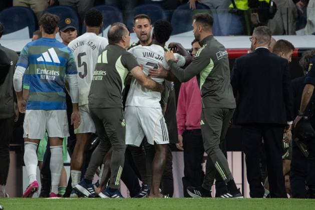 October 26, 2025, Madrid, Spain: A Real Madrid worker holds Vinicius Jr. (7) EA SPORTS La Liga 2025-2026 match between Real Madrid and FC Barcelona, Barca ??played at the Santiago BernabÃ u Stadium. .Final score: Real Madrid 2 - 1 FC Barcelona Madrid Spain - ZUMAs197 20251026_aaa_s197_273 Copyright: xDavidxCanalesx