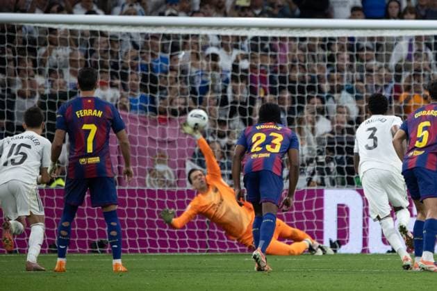 October 26, 2025, Madrid, Spain: Wojciech Szcz?sny, FC Barcelona, Barca goalkeeper seen in action EA SPORTS La Liga 2025-2026 match between Real Madrid and FC Barcelona, ??played at the Santiago BernabÃ u Stadium. .Final score: Real Madrid 2 - 1 FC Barcelona Madrid Spain - ZUMAs197 20251026_aaa_s197_286 Copyright: xDavidxCanalesx