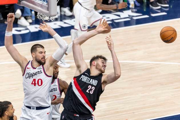 October 26, 2025, Inglewood, California, USA: Los Angeles Clippers Ivica Zubac (40) and Portland Trail Blazers Donovan Clingan (23) vie for the rebound during an NBA, Basketball Herren, USA basketball game, in Inglewood, Calf. Sunday, Oct. 26, 2025. Inglewood USA - ZUMAc68_ 20251026_zaf_c68_004 Copyright: xRingoxChiux